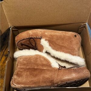 Brand new UGGS ALENA slippers